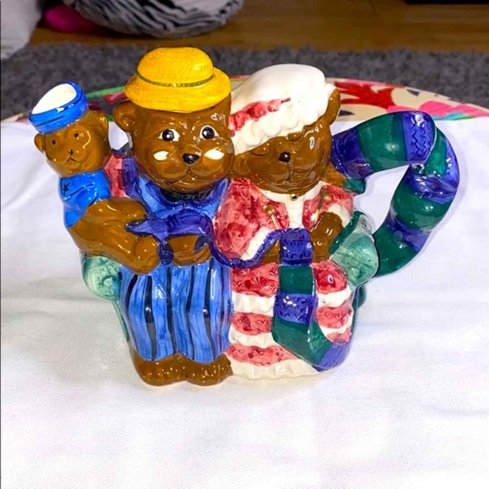Express Productions teapot featuring Three‎ Bears
